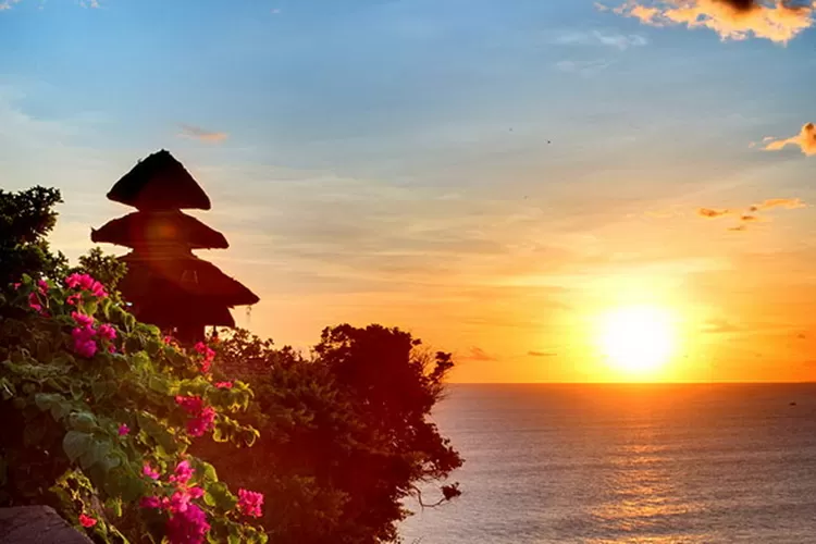 uluwatu temple sunset