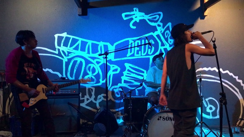 Live band performing at Deus Ex Machina courtyard.