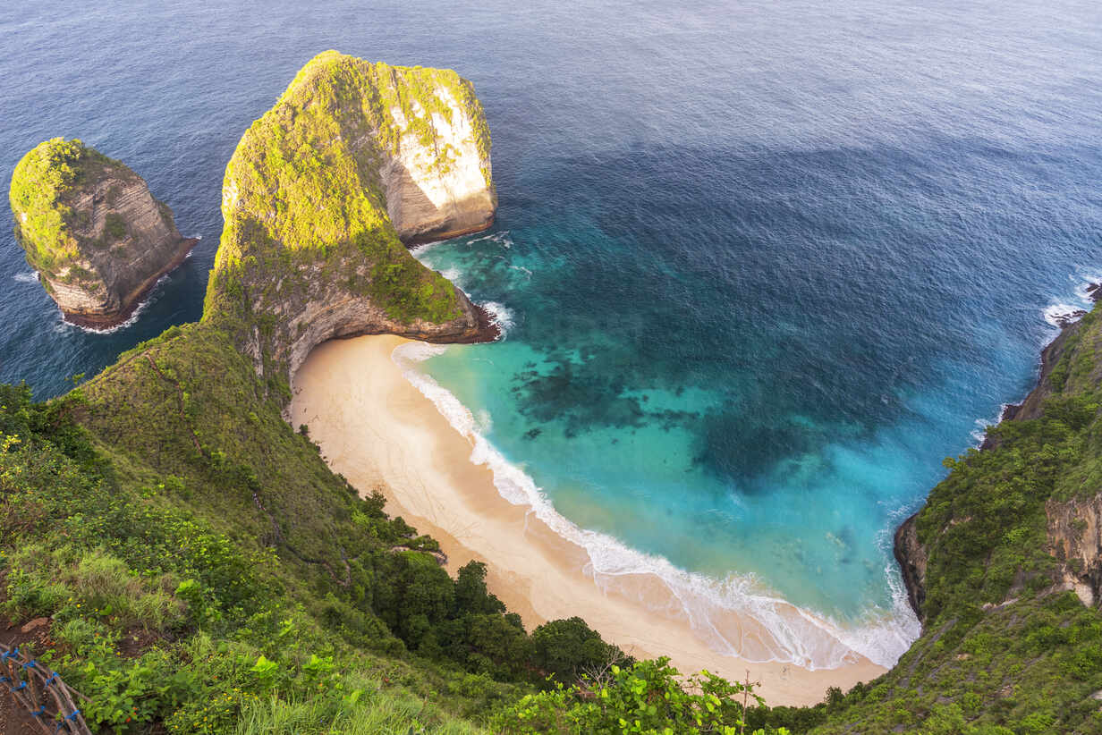 https://us.images.westend61.de/0001938271pw/kelingking-white-and-sandy-beach-t-rex-beach-seen-from-above-at-sunrise-nusa-penida-island-klungkung-regency-bali-indonesia-southeast-asia-asia-RHPLF31923.jpg